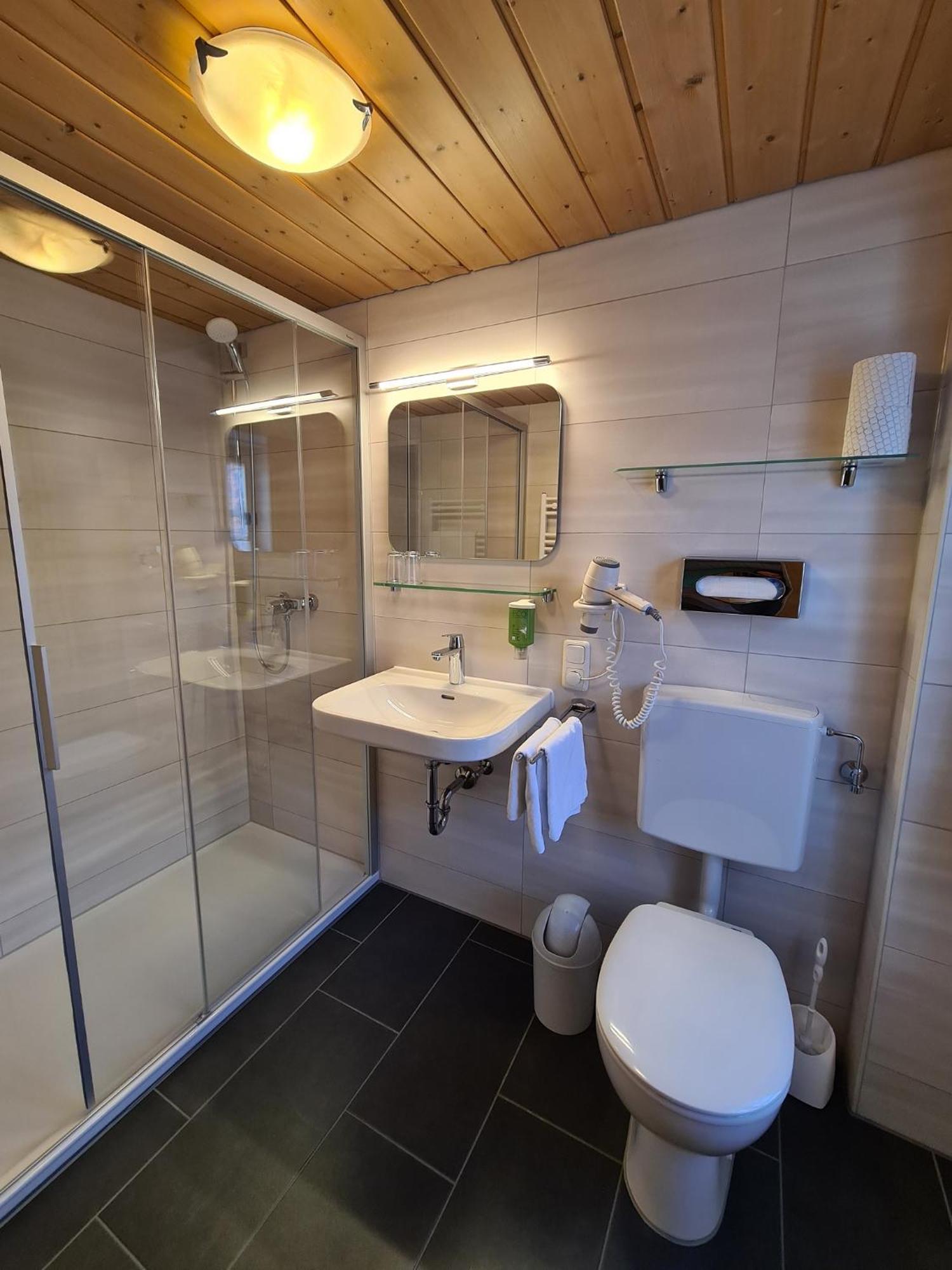 Hotel Altwirt Ленгрис Екстериор снимка